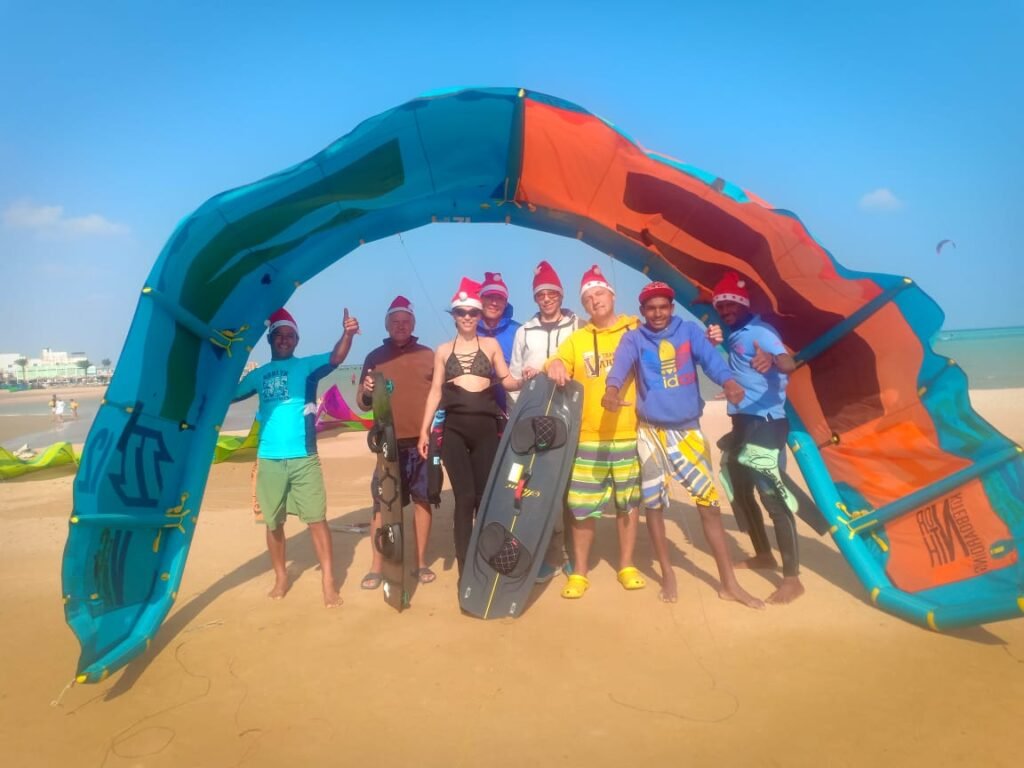 Grupo de kiteurs lanzando sus cometas desde un banco de arena en un kite safari Egipto.