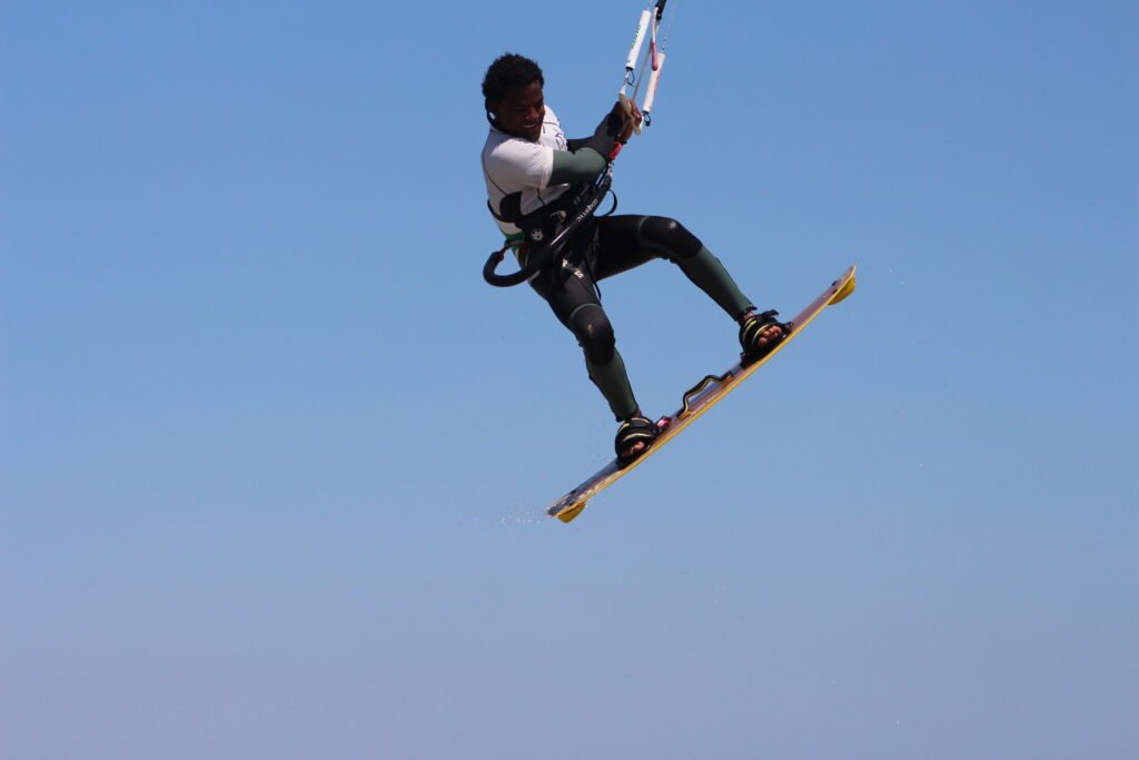 Kite Surfer cabalgando sobre una laguna turquesa plana durante un safari de cometa en Egipto