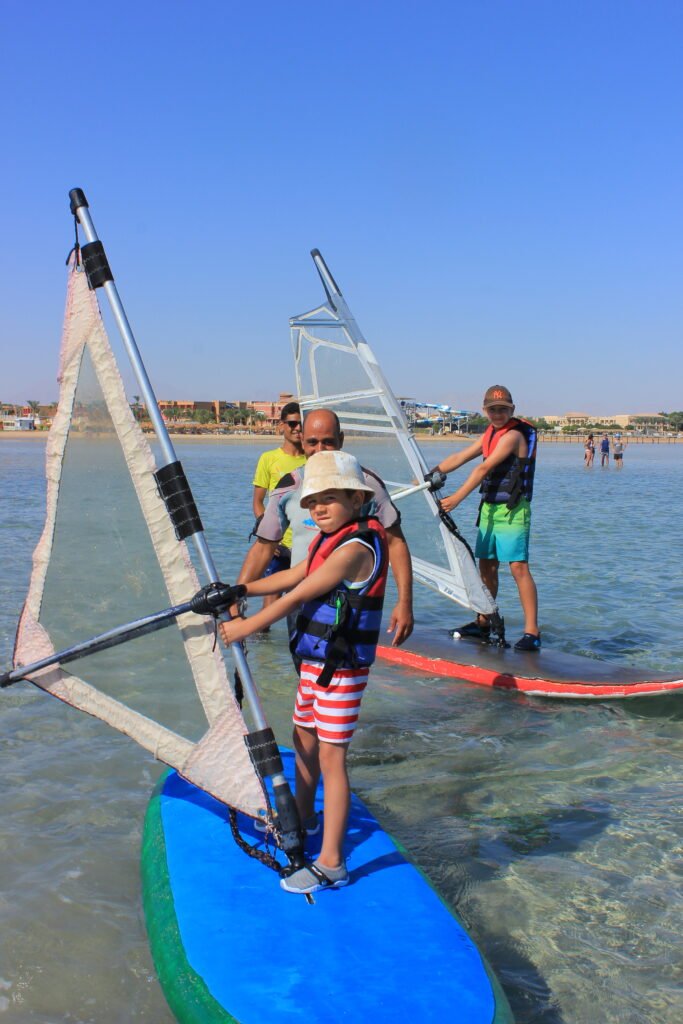 RYA zertifizierter Ausbilder hilft Schülern Rig Segeln an der Masters Surf School Ägypten