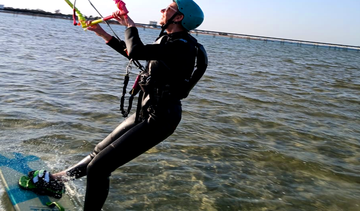 Anfänger-Kitesurfer-Lernen in der flachen Lagune Hurghada