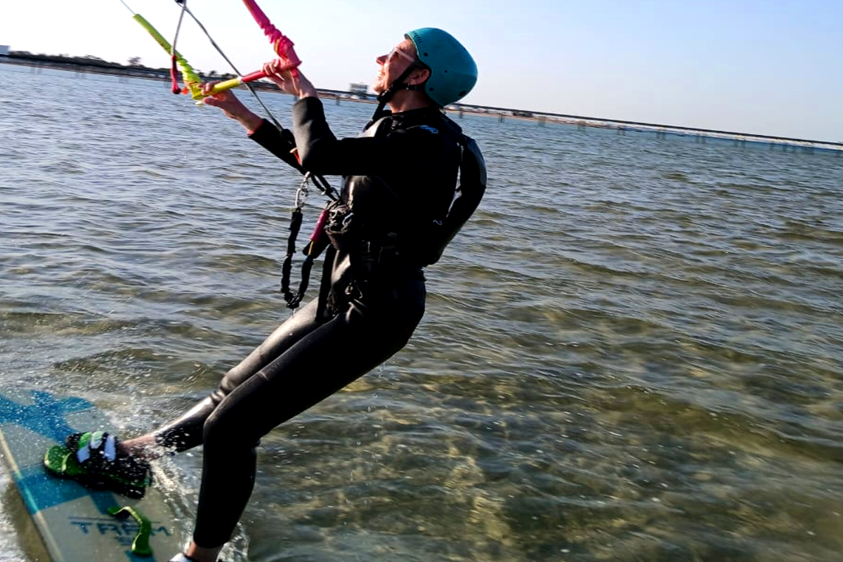 Aprendizaje de kitesurfista en laguna poco profunda Hurghada