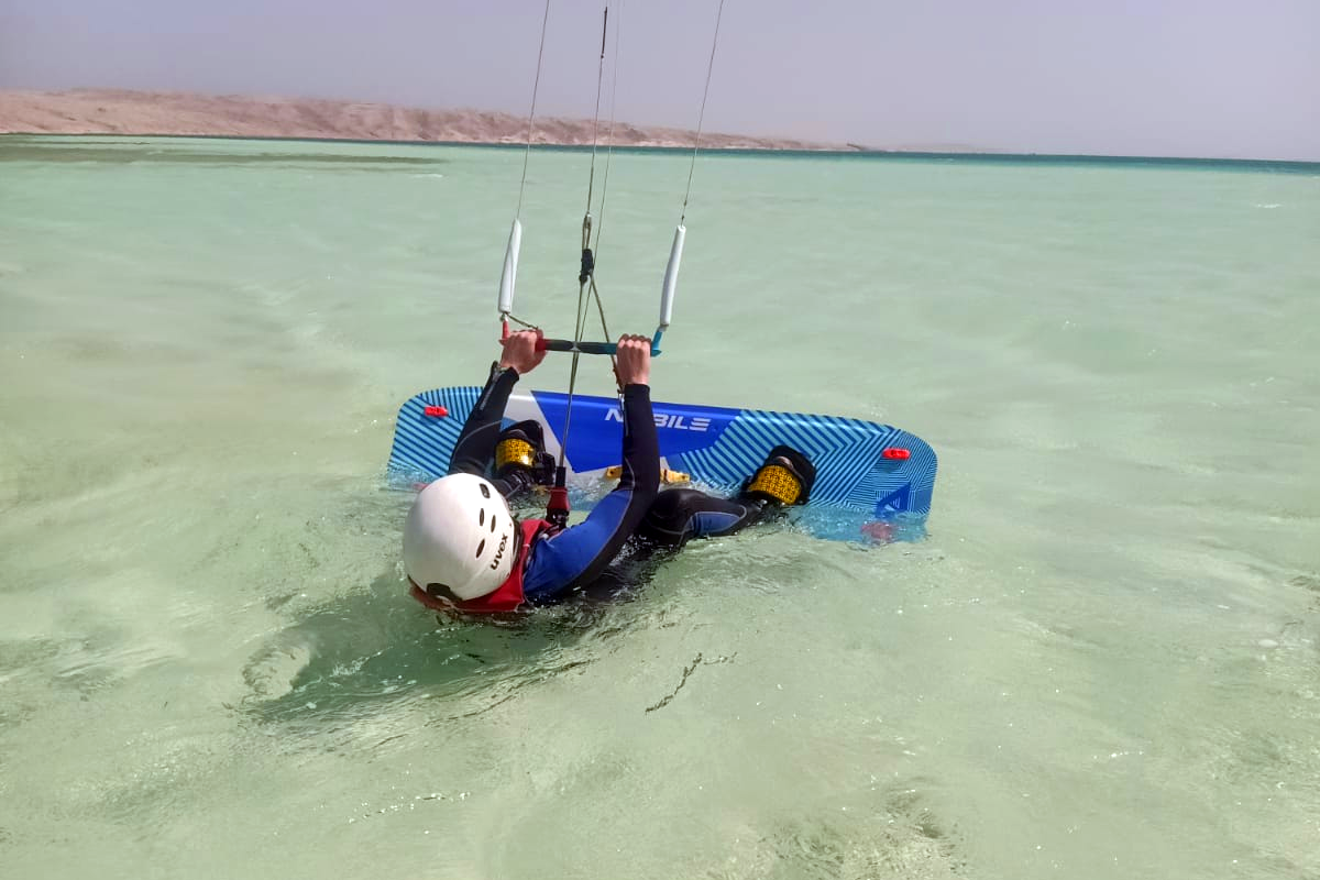 Flachwasser-Kitesurfing-Bedingungen Rotes Meer Hurghada