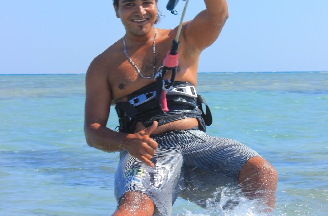 Kitesurfer saltando sobre olas del mar rojo cerca de Hurghada Egipto