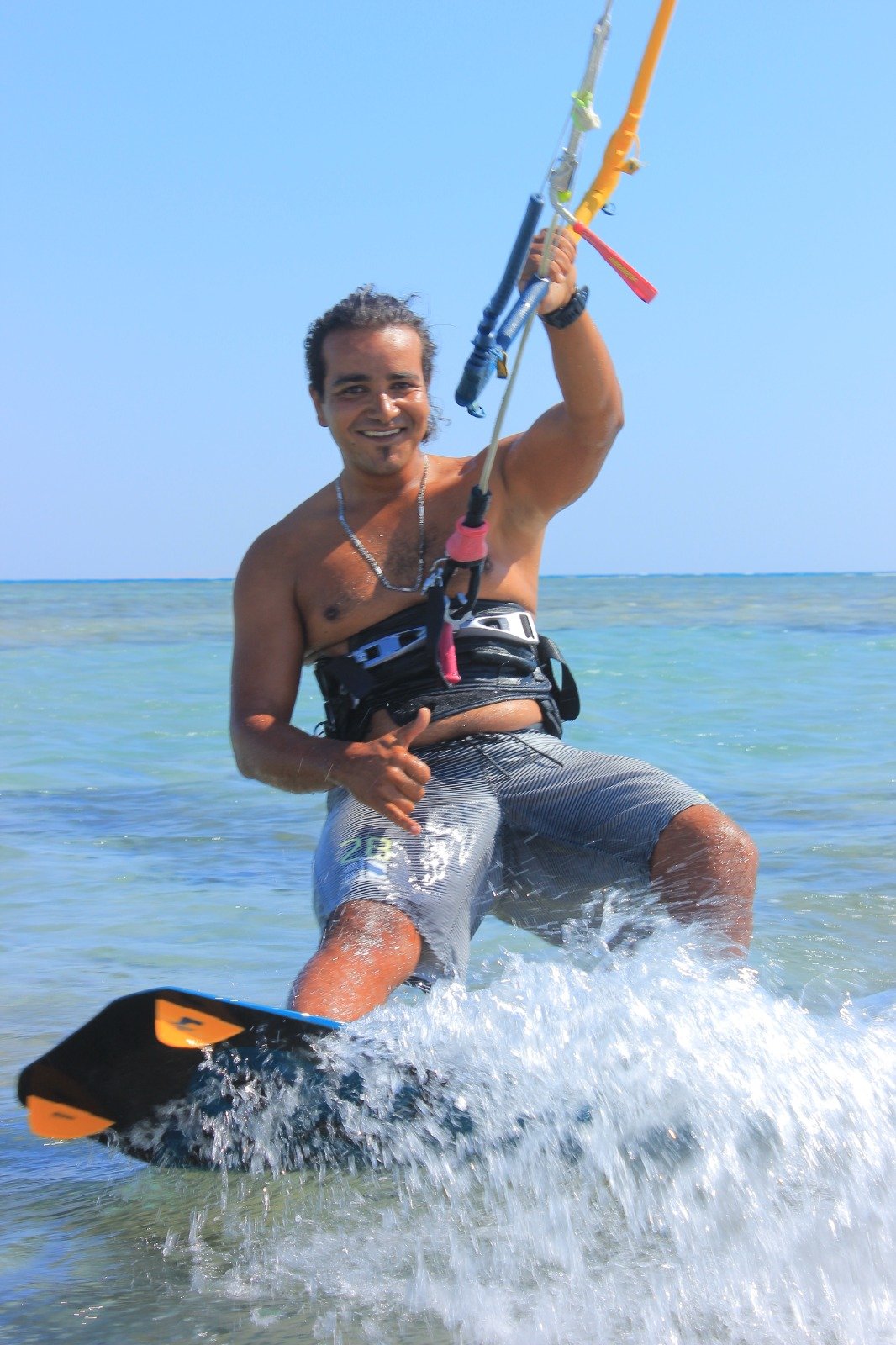 Kitesurfer saltando sobre olas del mar rojo cerca de Hurghada Egipto