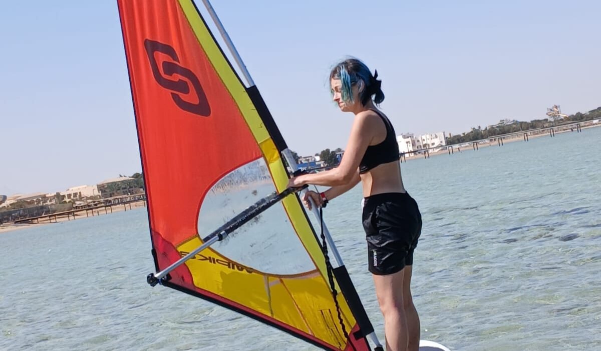 Kitesurf-Kurs Student Segeln gerade Linie beim Windsurfkurs Hurghada - Rotes Meer Anfängerunterricht
