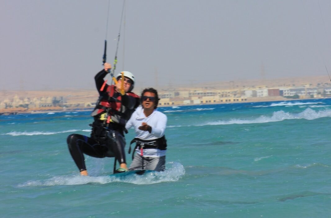Principiante tomando clases de kitesurf en la escuela de kitesurf de Hurghada