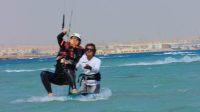 Débutant prenant des cours de kitesurf à l'école de kitesurf Hurghada