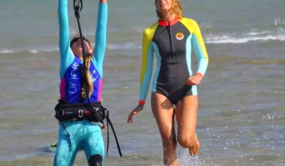 Anfänger Kitesurfer üben Wasserstart in der flachen Lagune Hurghada