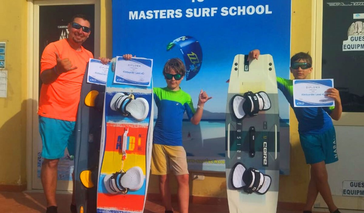 Lección de kitesurf para principiantes en laguna de Hurghada poco profunda con instructor de IKO