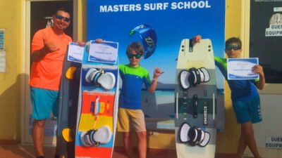 Lección de kitesurf para principiantes en laguna de Hurghada poco profunda con instructor de IKO