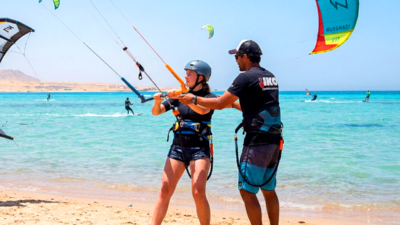 Anfänger Kitesurfing Student lernen, einen Drachen am Strand in Hurghada zu fliegen
