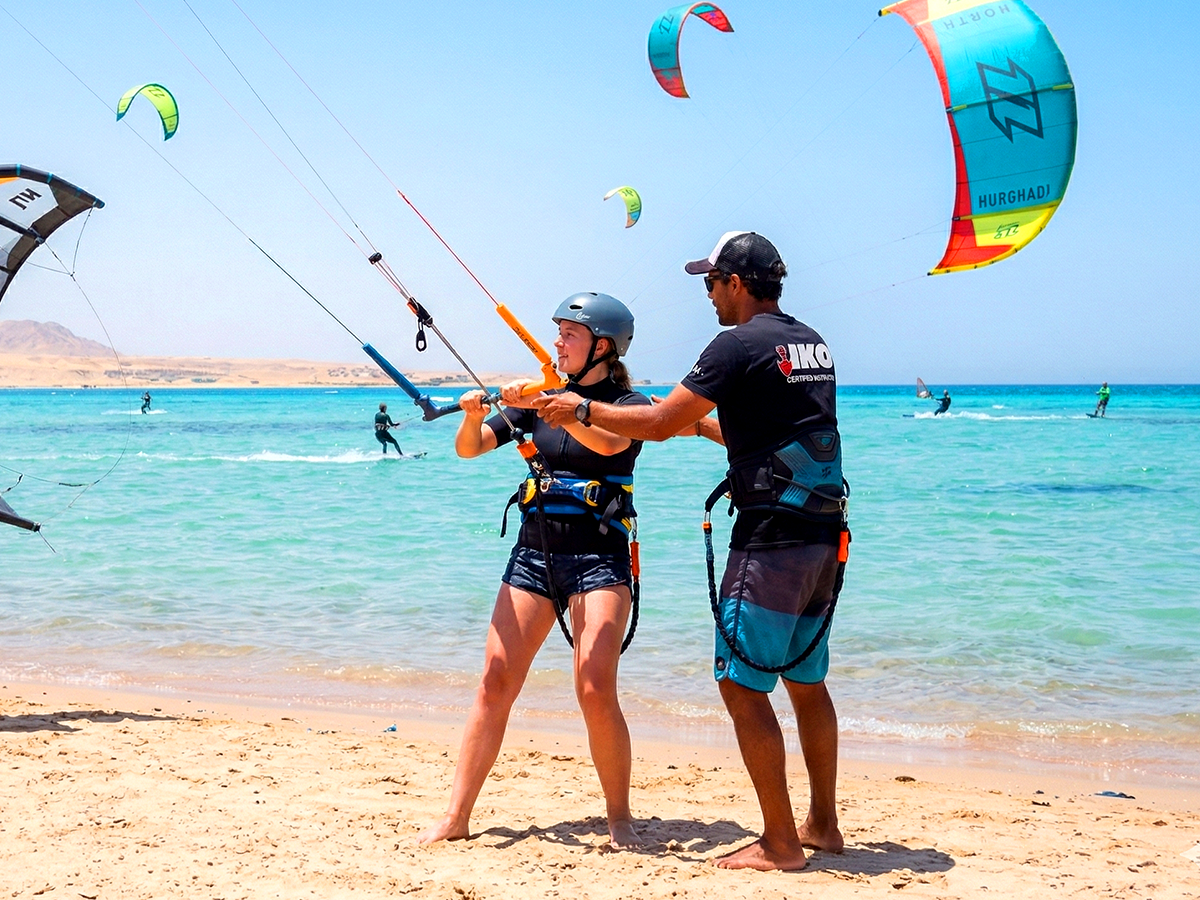 Estudiante de kitesurfing para principiantes aprendiendo a volar una cometa en la playa de Hurghada