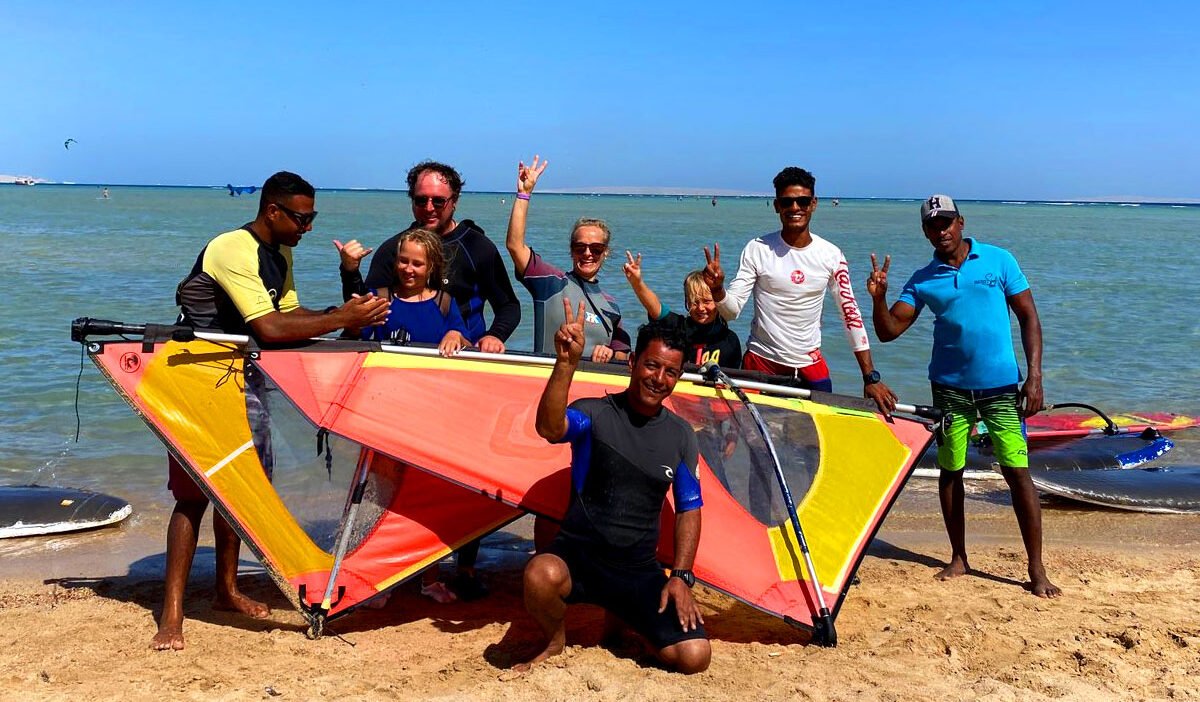 Equipo de windsurf freeride en la playa de la escuela de surf Masters