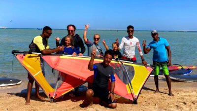 Equipo de windsurf freeride en la playa de la escuela de surf Masters