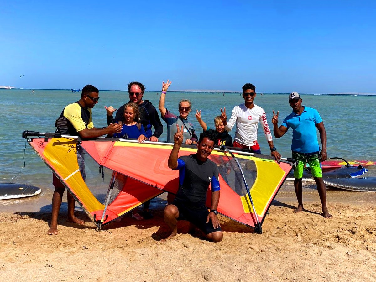 Equipo de windsurf freeride en la playa de la escuela de surf Masters