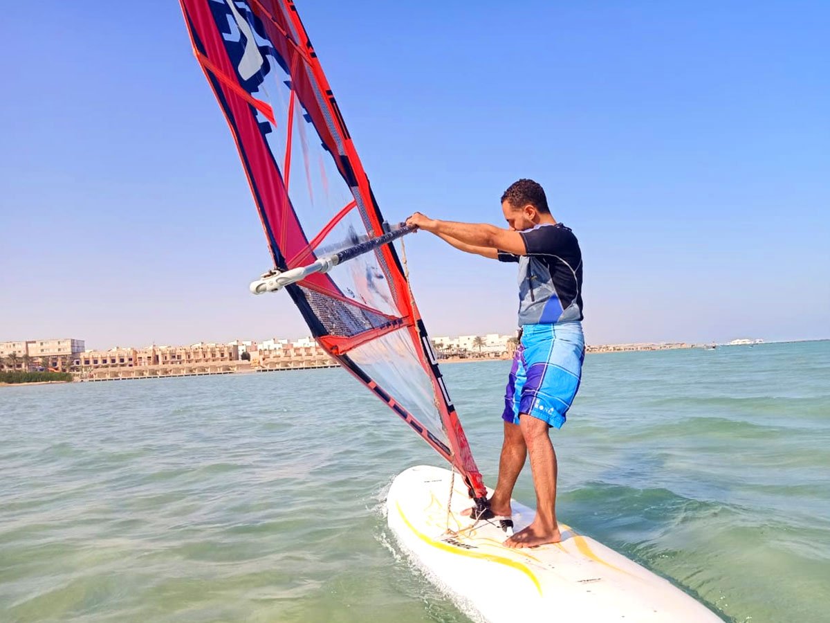Windsurfer intermedio practicando una waterstart en la laguna de Hurghada