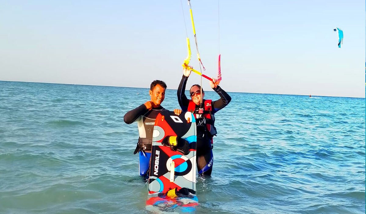Kiteboarder montando en agua turquesa, Hurghada Mar Rojo