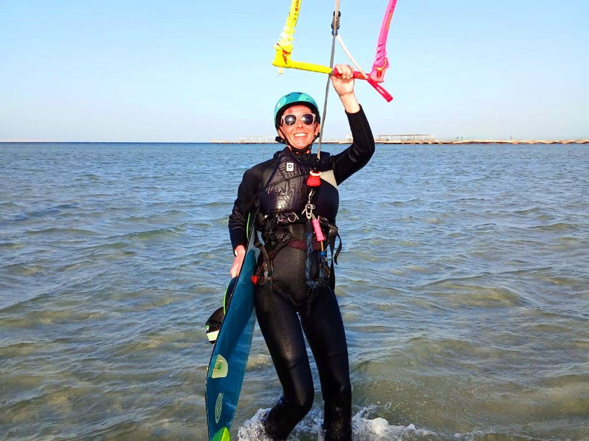 Kitesurfer saltando sobre laguna del Mar Rojo en Hurghada Egipto