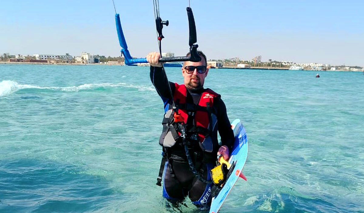 Kitesurfer équitation un twin tip board sur l'eau plate claire dans la mer Rouge Egypte
