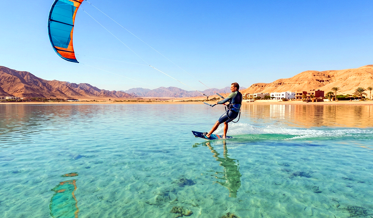 Kitesurfer cabalgando sobre aguas claras en el Mar Rojo Egipto