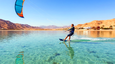 Kitesurfer über klares Flachwasser im Roten Meer Ägypten