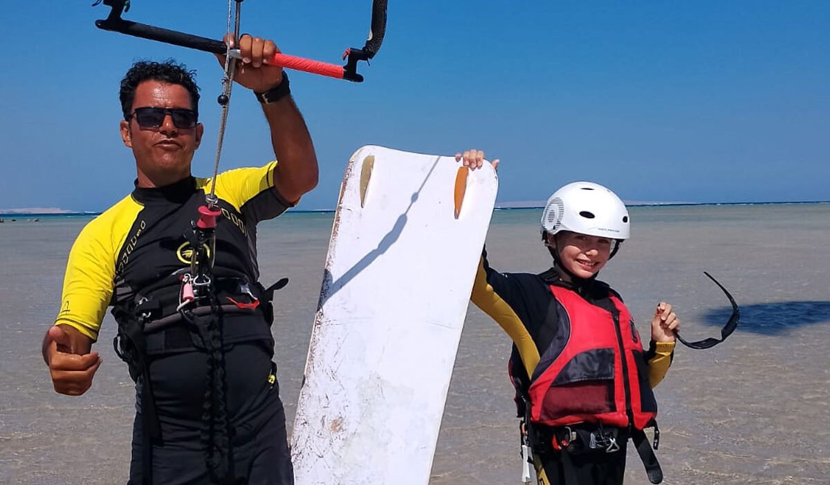 Урок кайтсерфинга в мелководной лагуне Hurghada Masters Surfer School