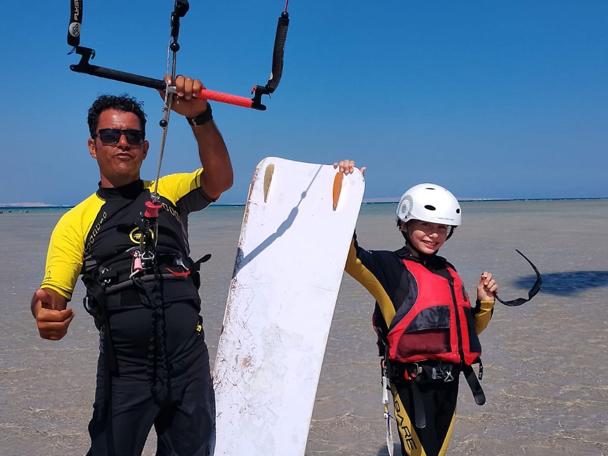 Lección de kitesurf en la laguna poco profunda Escuela de surf Hurghada Masters