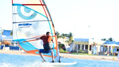 Vélisous de la ligne débutant dans les eaux peu profondes Hurghada Egypte Safe Lagoon Learning."