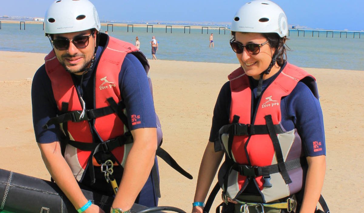 Kitesurf-instructeur-démonstration-kite-setup-hurghada-beach