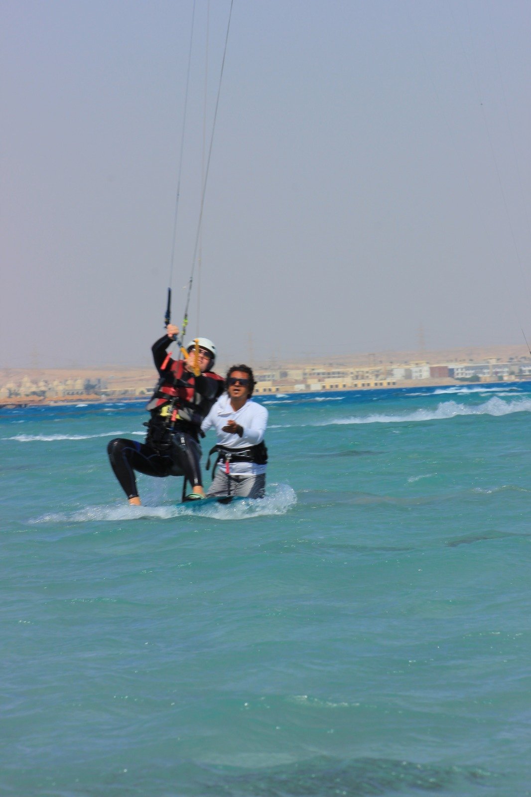 Kitesurfer übt Wasserstart in der flachen Lagune Hurghada