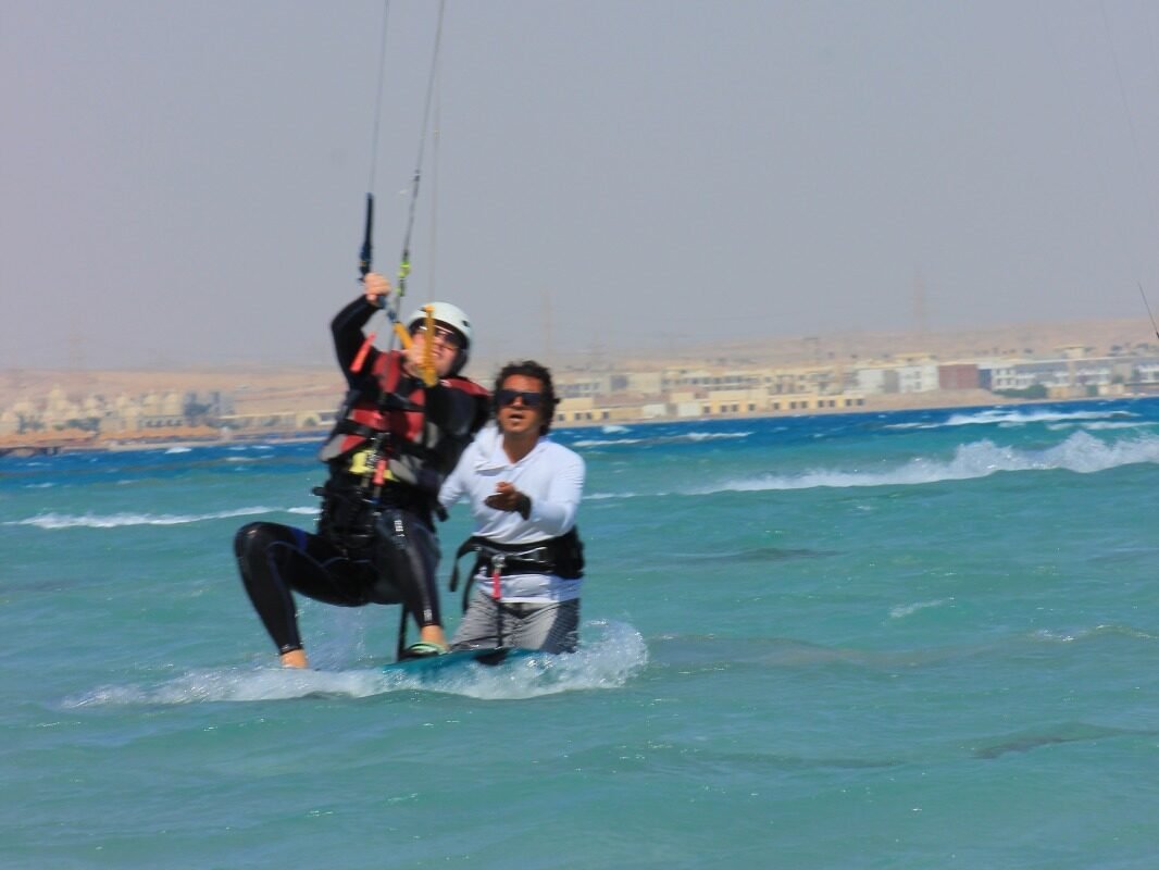 Principiante tomando clases de kitesurf en la escuela de kitesurf de Hurghada