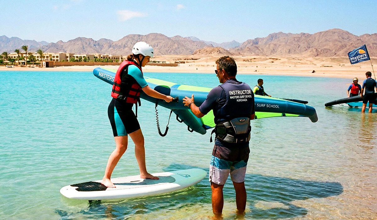 Aile d'apprentissage des élèves dans la lagune peu profonde Hurghada