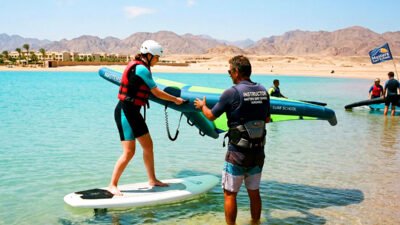 Estudiante de ala de papel de aluminio en la laguna de Hurghada poco profunda