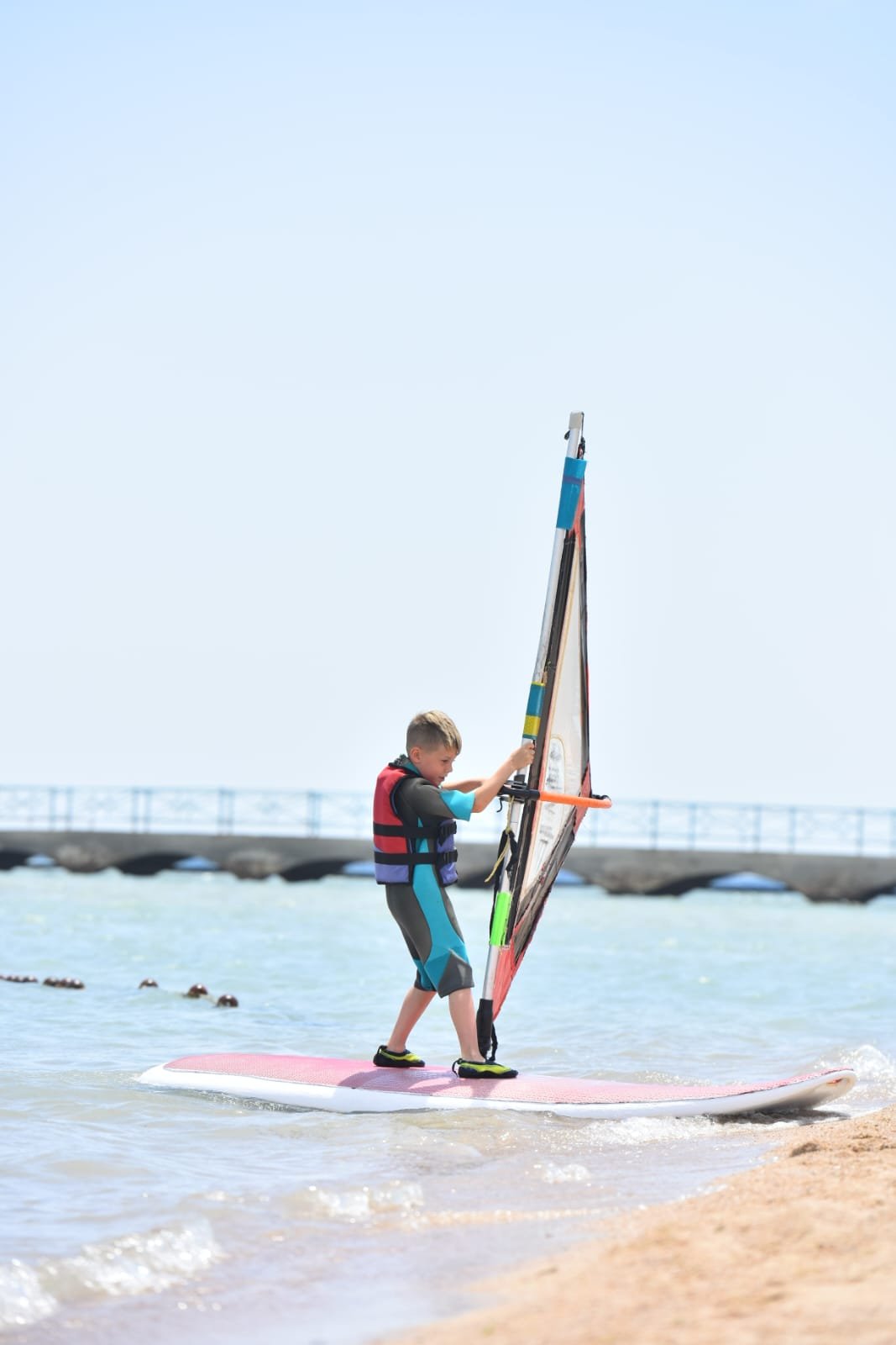 Lección de windsurf para principiantes en aguas profundas en la laguna Al Ahyaa, Hurghada