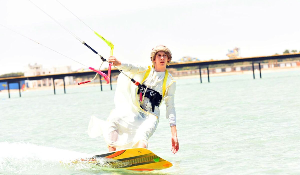 Primer plano de un estudiante aprendiendo a controlar la cometa de tamaño completo en el segundo día de su curso de kitesurf para principiantes Hurghada
