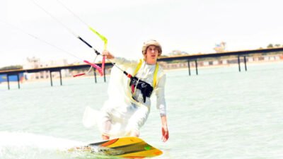 Primer plano de un estudiante aprendiendo a controlar la cometa de tamaño completo en el segundo día de su curso de kitesurf para principiantes Hurghada