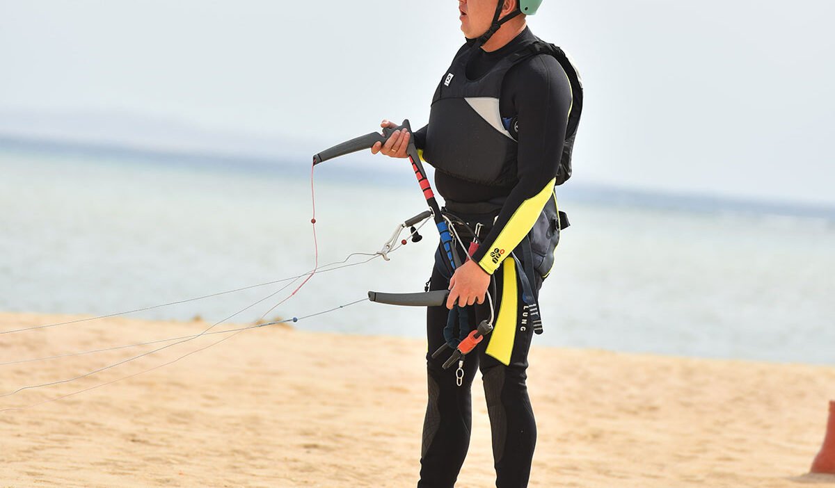 Egipto Kitesurfer principiante en aguas poco profundas de Hurghada