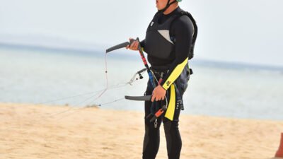 Egipto Kitesurfer principiante en aguas poco profundas de Hurghada