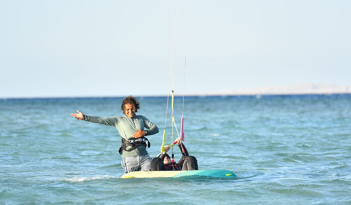 Primer respondedor aprendiendo kitesurf en laguna de Hurghada superficial con instructor de IKO
