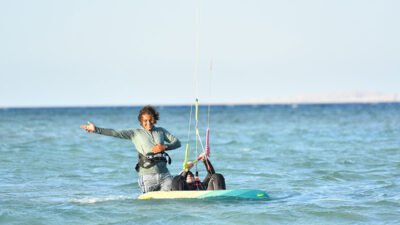 Primer respondedor aprendiendo kitesurf en laguna de Hurghada superficial con instructor de IKO