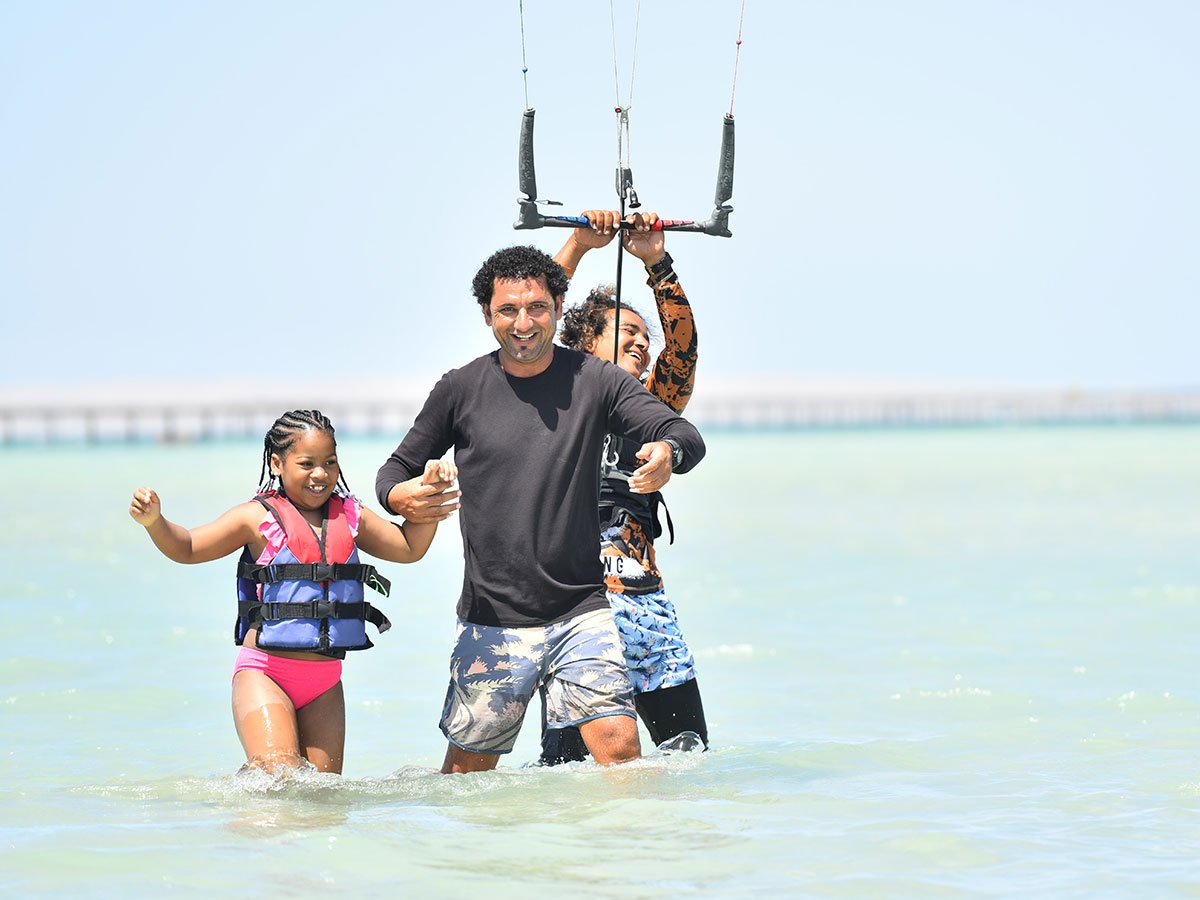 Instructeur de kitesurf certifié IKO enseignant un étudiant débutant dans la lagune peu profonde Hurghada