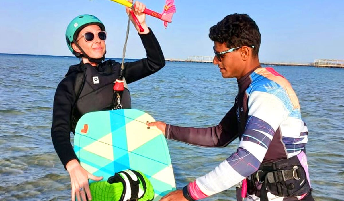 Kitesurfer à cheval dans la lagune peu profonde à l'école de surf de Master Hurghada