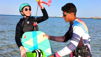 Kitesurfer à cheval dans la lagune peu profonde à l'école de surf de Master Hurghada