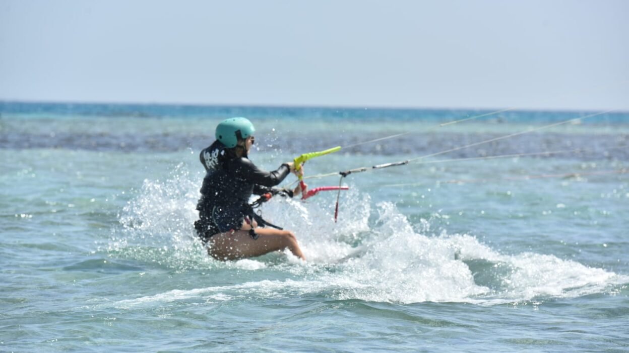 Rider avanzado lanzando una cometa de 9 m en la laguna poco profunda de Hurghada con equipo de alquiler