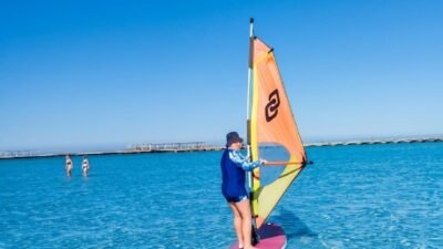 Thermal wind conditions for windsurfing Hurghada summer with clear blue sky