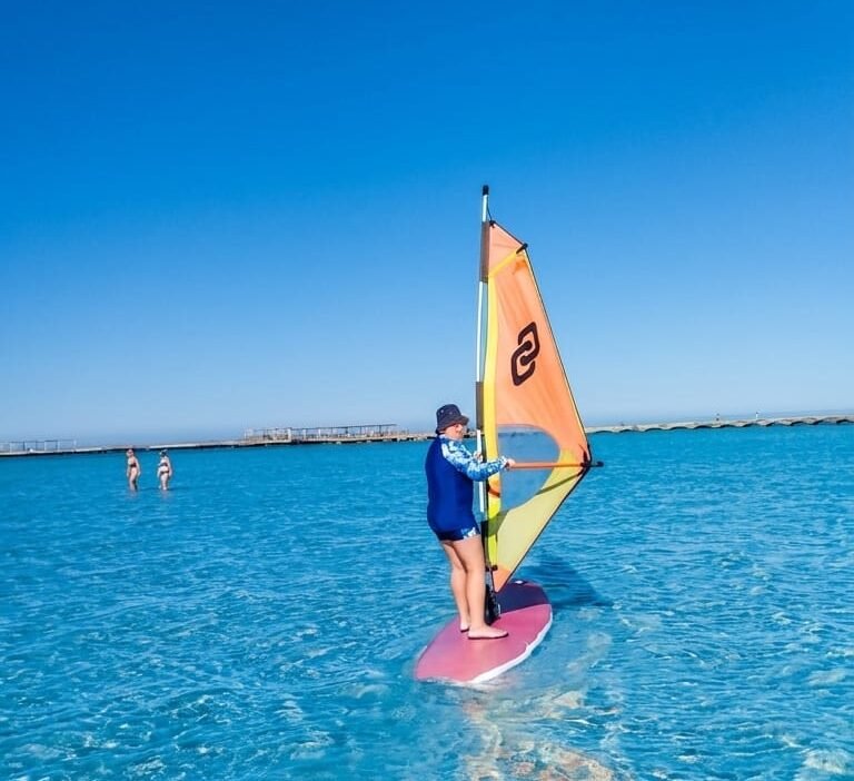 Thermal wind conditions for windsurfing Hurghada summer with clear blue sky